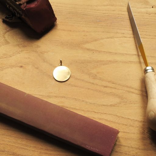 Effacement de la gravure et réparation d'une médaille en or