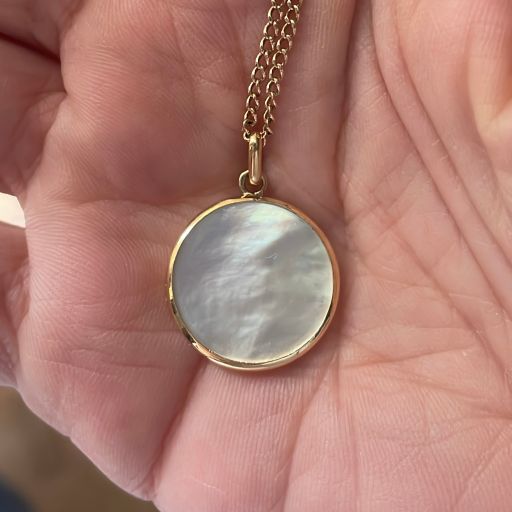 Jeton en nacre 18 mm serti d'or 18 carats