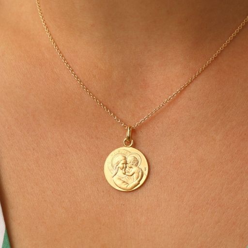 médaille de baptême douceur infinie portée au cou