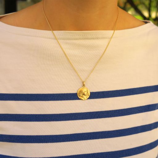 médaille de baptême sainte jeanne d'arc en or portée